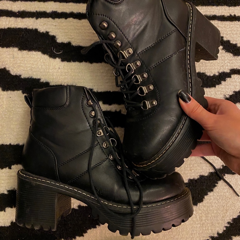 BLACK COMBAT BOOTS